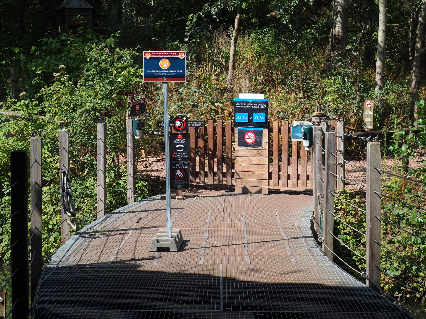 Access to the lemur island with Covid-19 signage, 2020-09-02