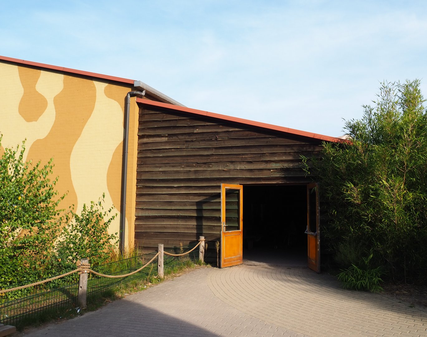 Access to the Western chimpanzee, Western lowland gorilla and black crested mangabey house, 2019-09-15