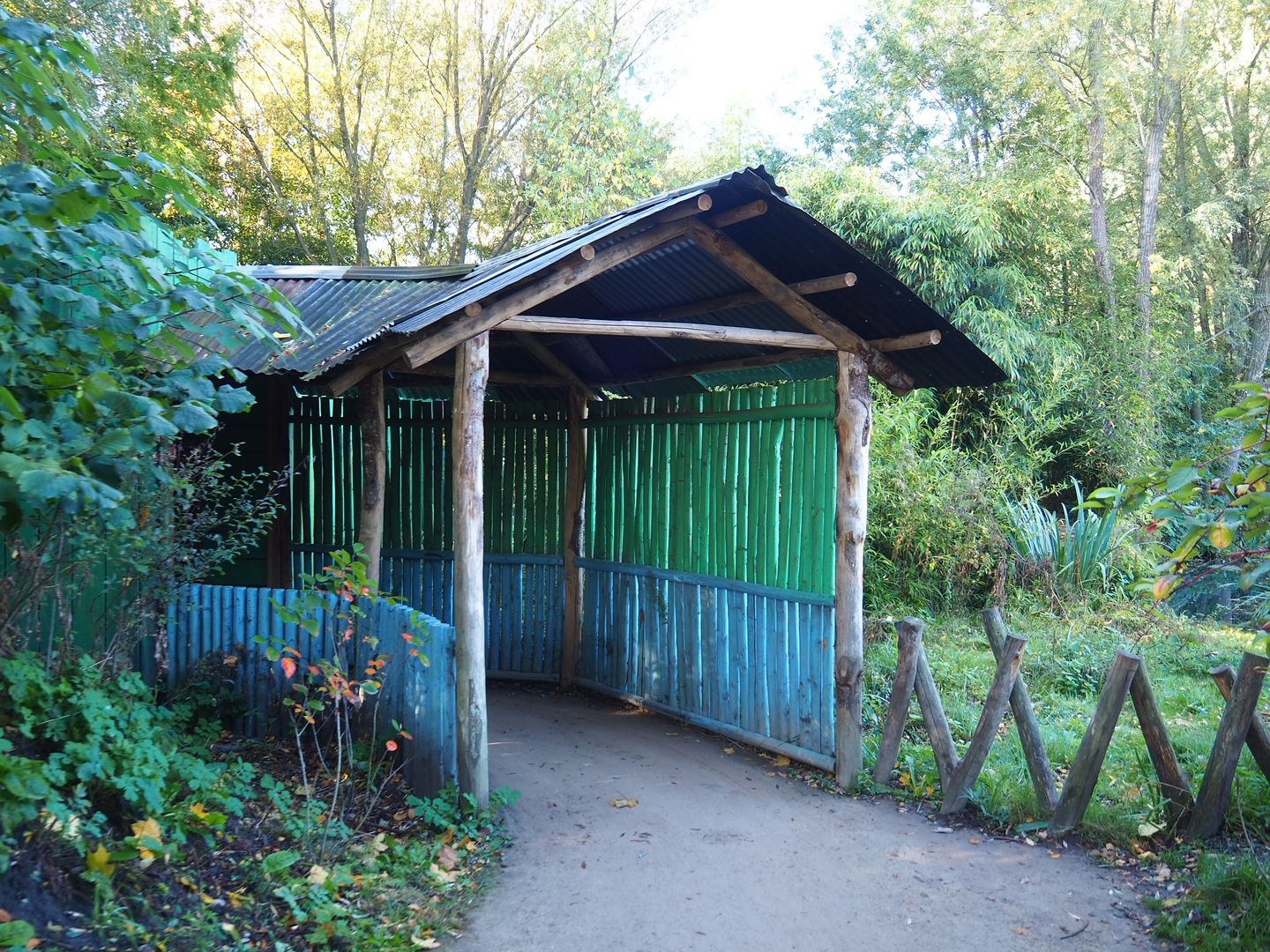 Access to viewing area for Black howler monkey indoor exhibit, 2022-10-09