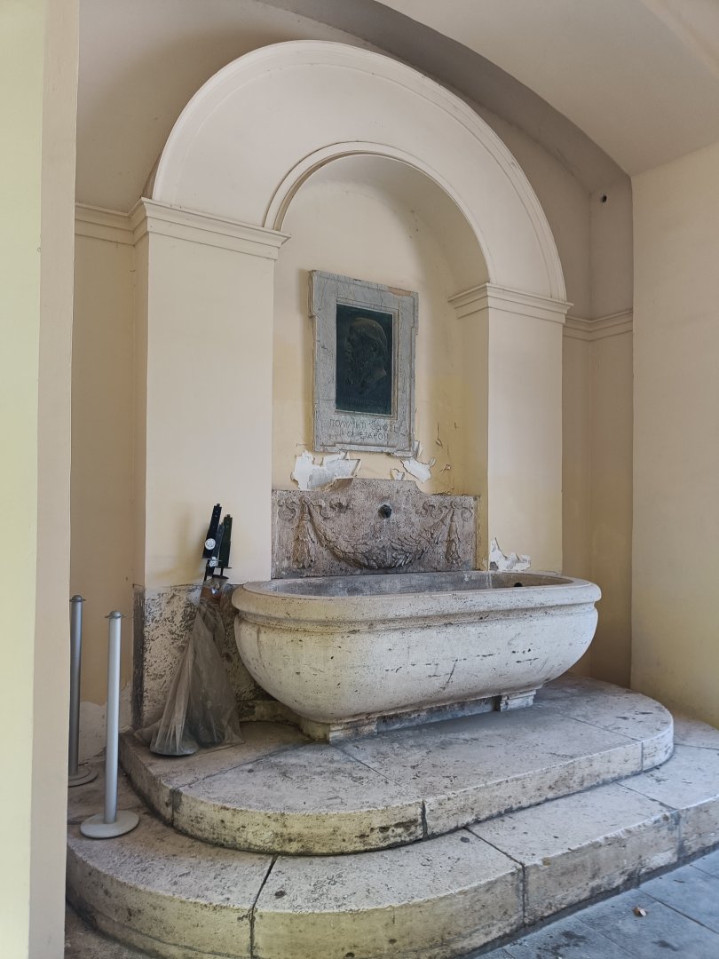 Acquario di Napoli - fountain in courtyard