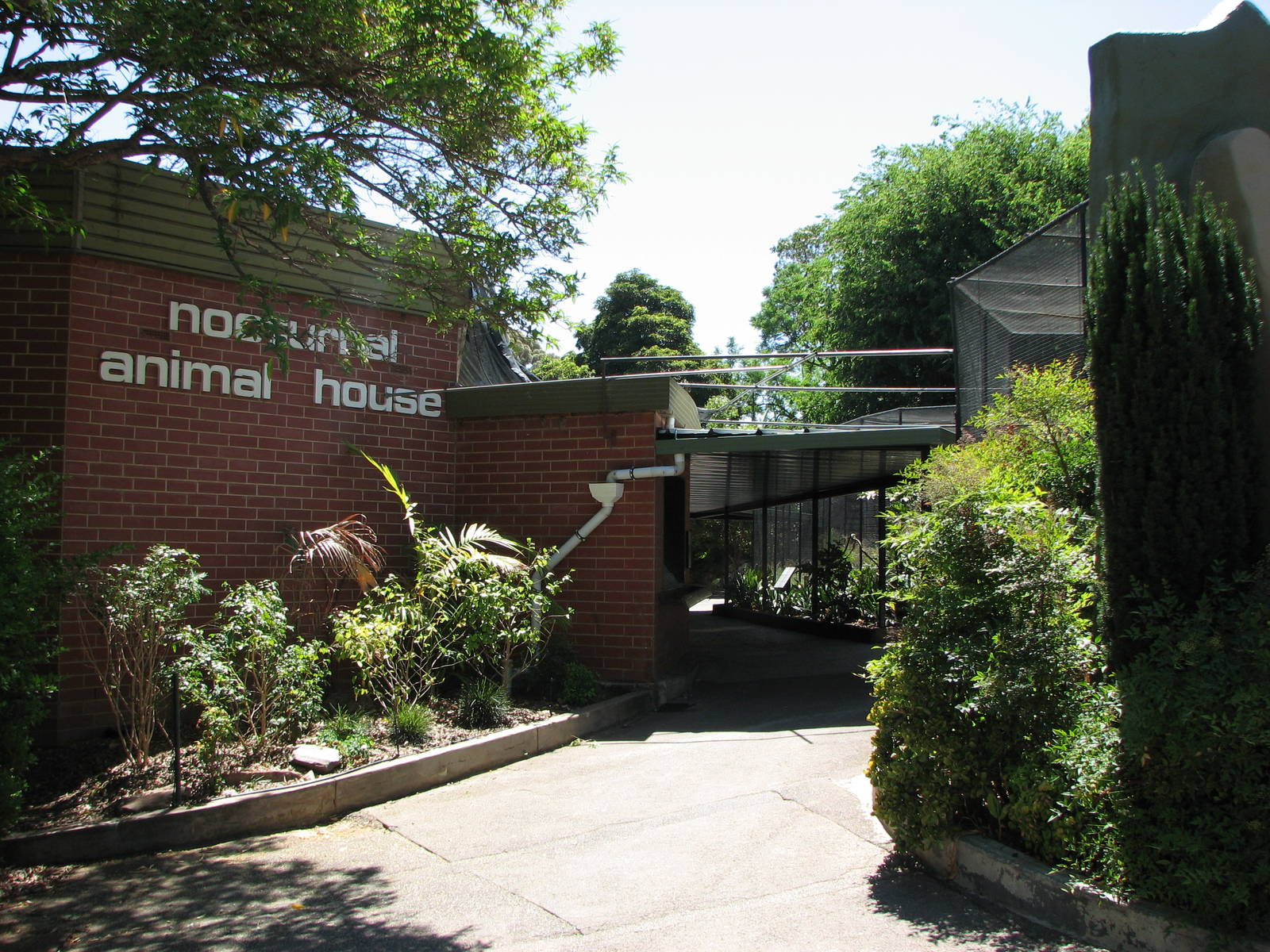 Adelaide Zoo 2008 - Entrance to the Nocturnal Animal House and some aviarie