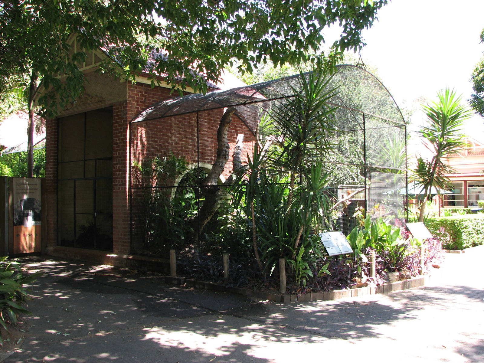 Adelaide Zoo 2008 - Historic listed aviary