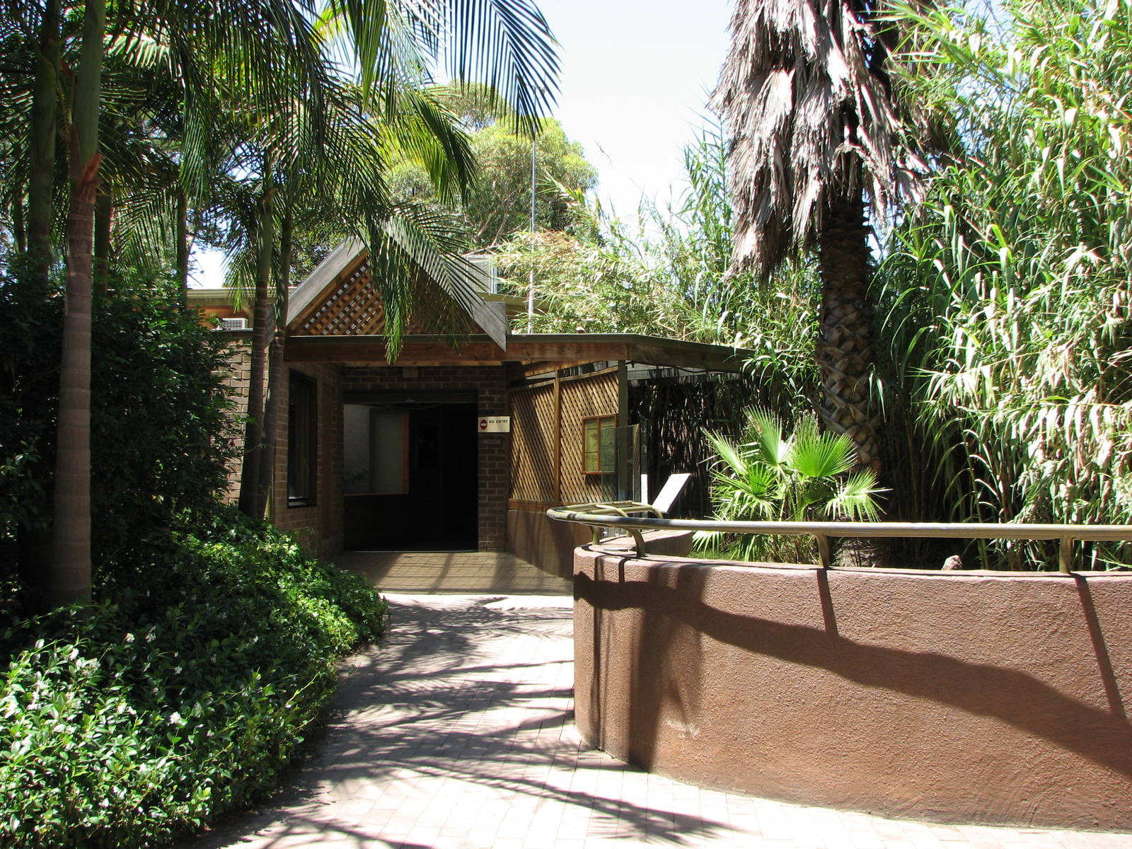 Adelaide Zoo 2008 - Outside the Reptile House