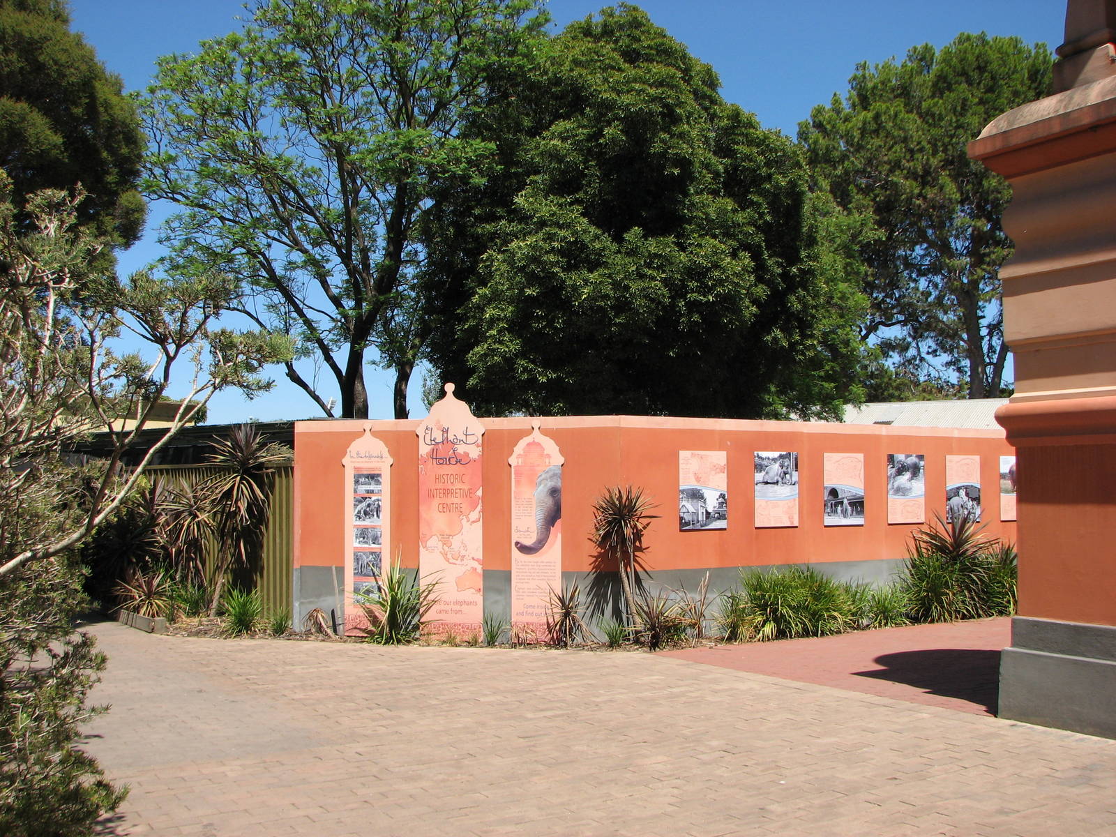 Adelaide Zoo 2008 - Signs to remember the past elephant keeping