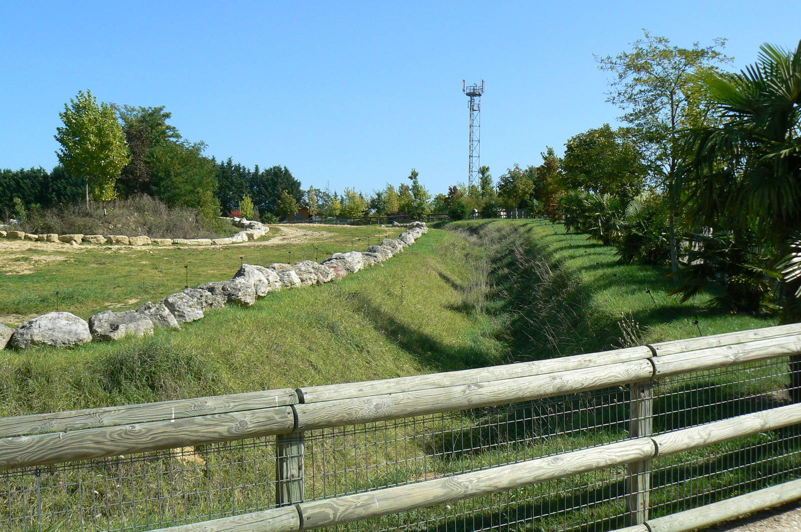African elephants exhibit - Second enclosure (with sand)