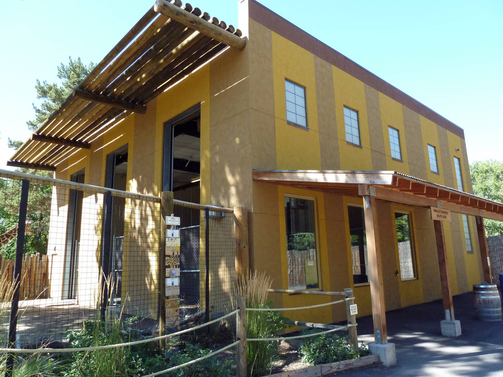 African Plains - Giraffe Barn