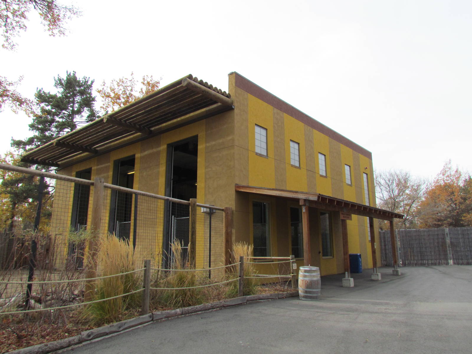 African Plains - Giraffe Barn