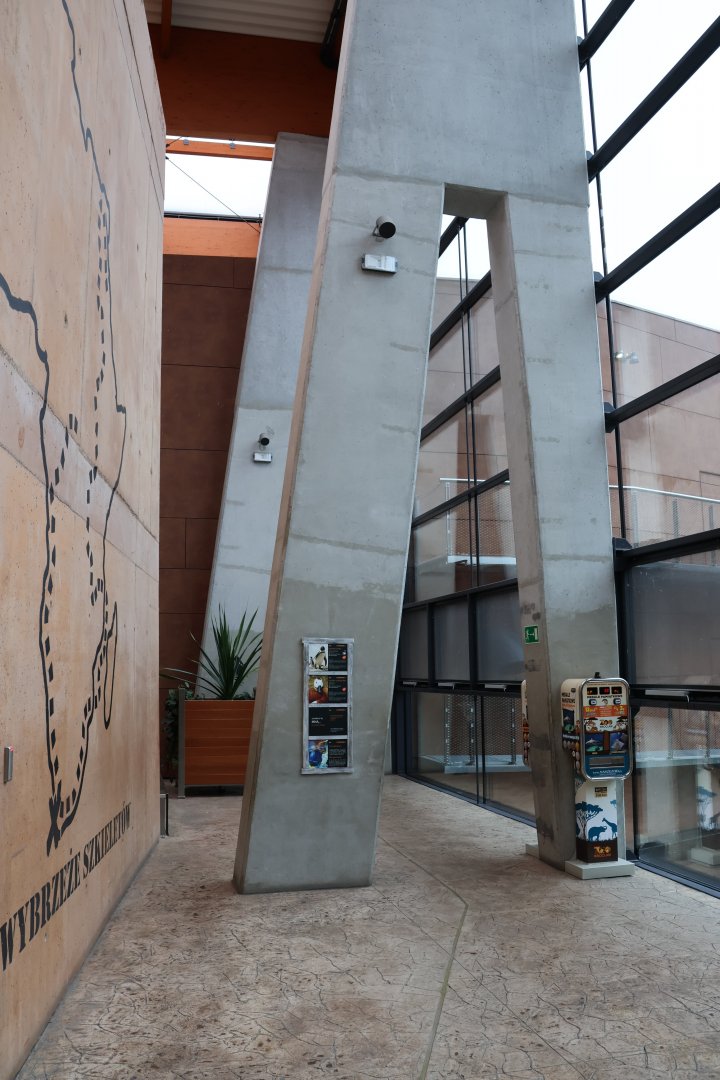 Afrykarium - Between Hippos and rainforest - Narrow passage