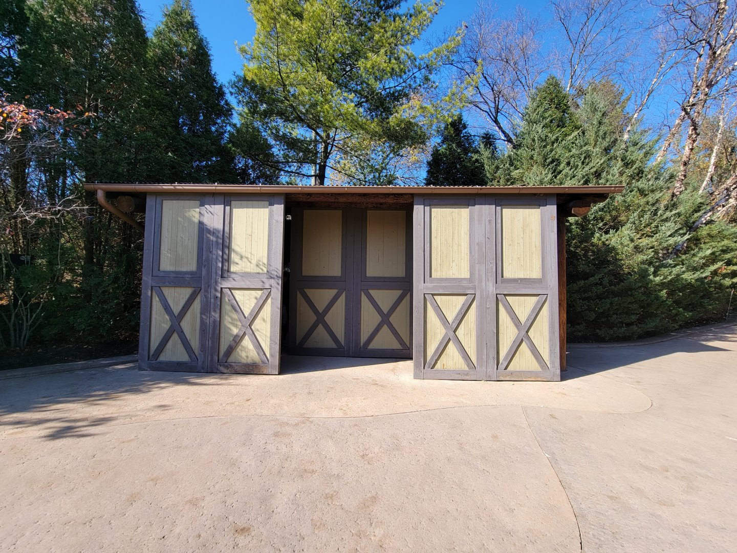 Akron Zoo - Coyote viewing building