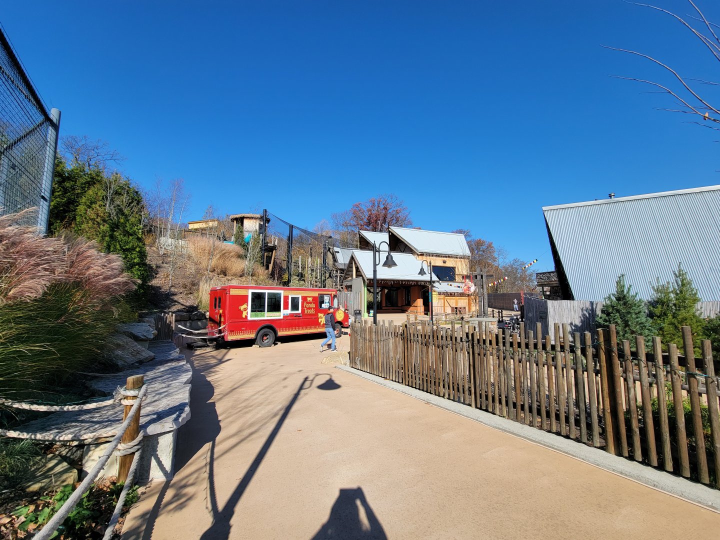 Akron Zoo - Gibbons ahead