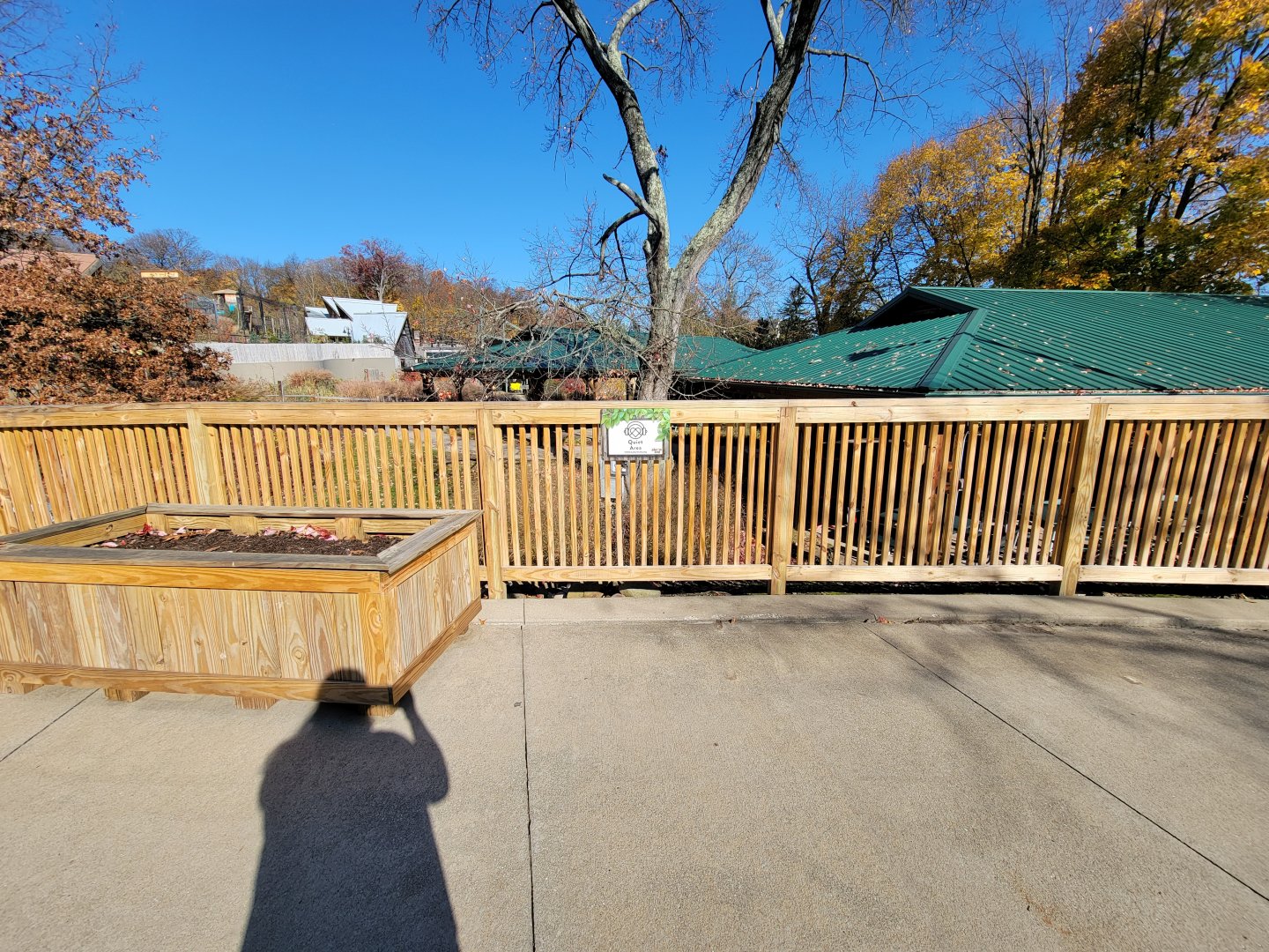 Akron Zoo - "Quiet area" doesn't even have a bench, just a fence at the exit of the building
