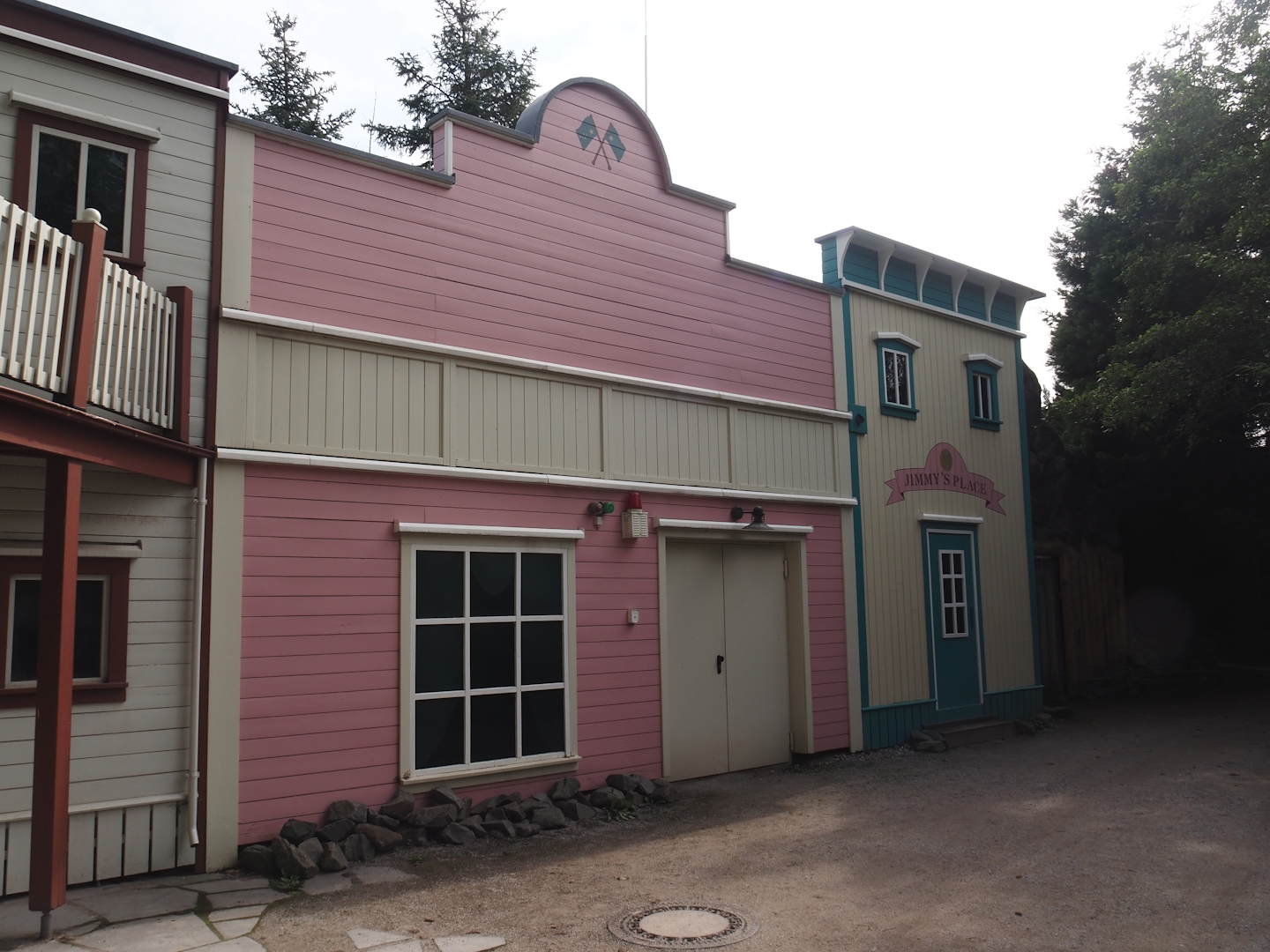 Alaska village themed buildings around Alaska Ice Adventure simulator, 2024-08-05