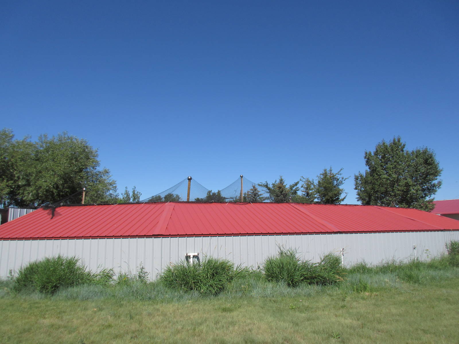 Alberta Birds of Prey Centre - Tethered Bird Aviary