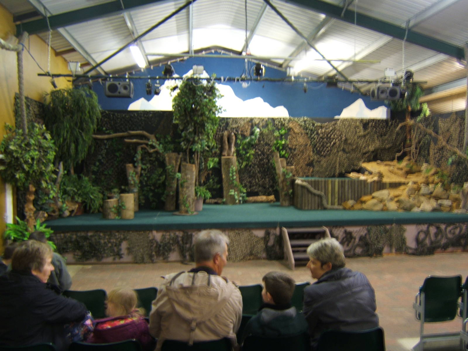 Amazing Animals show stage