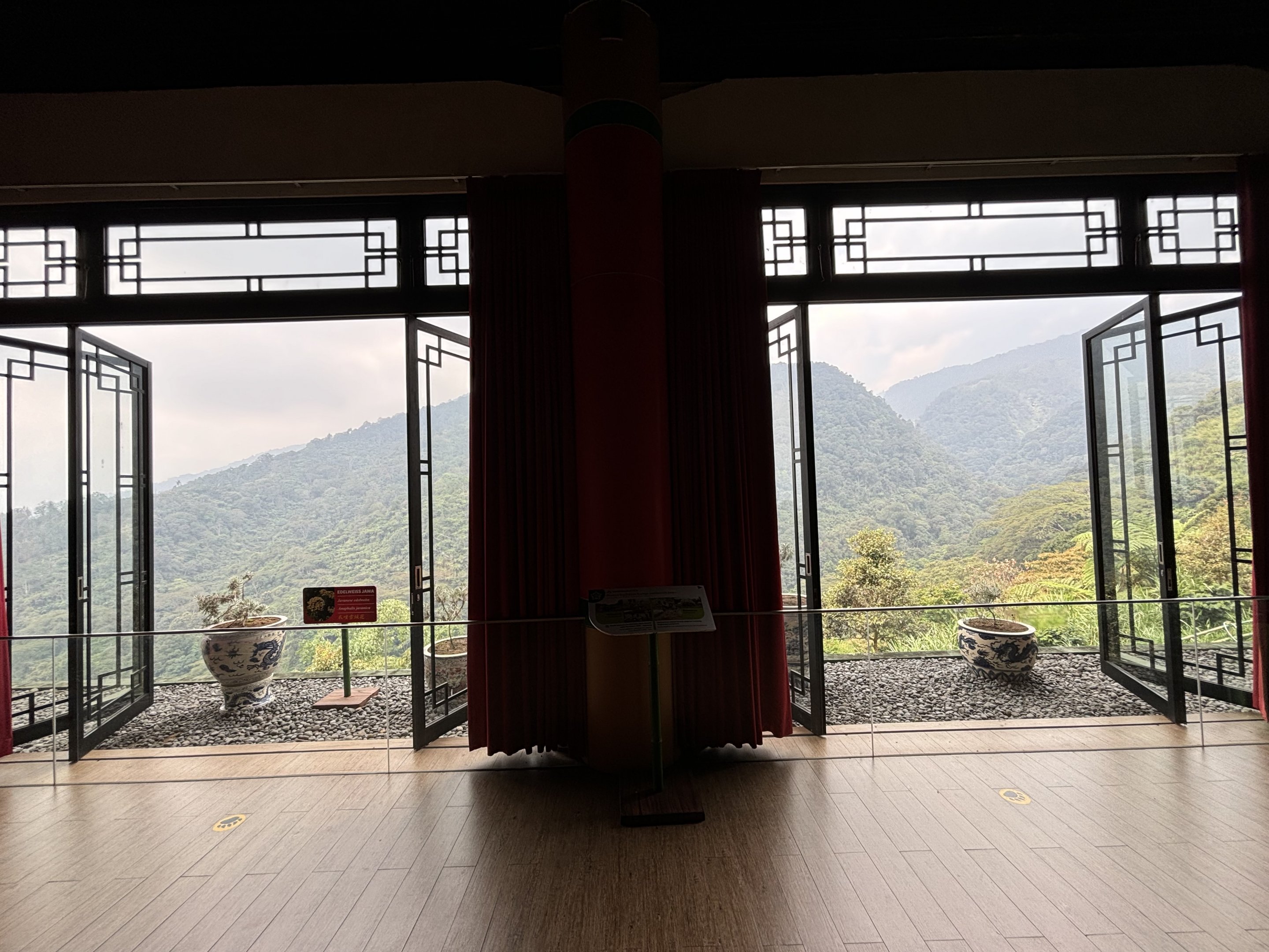 Amazing Views - Giant Panda Complex