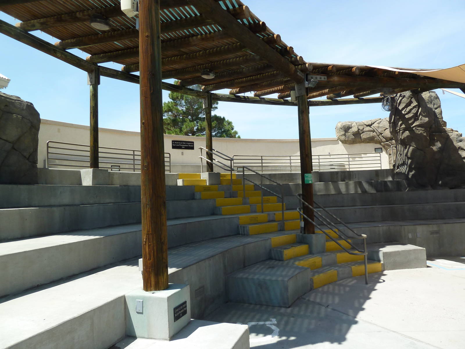 Americas - California Sea Lion Exhibit - Seating Area