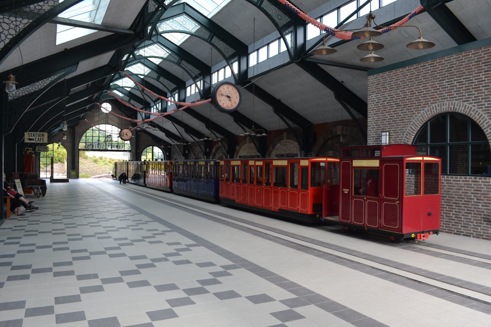 Amerika Expressen at the station