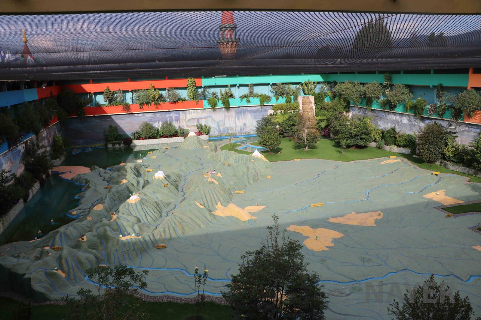 An enormous indoor map of Colombia with several free-flying birds, March 20