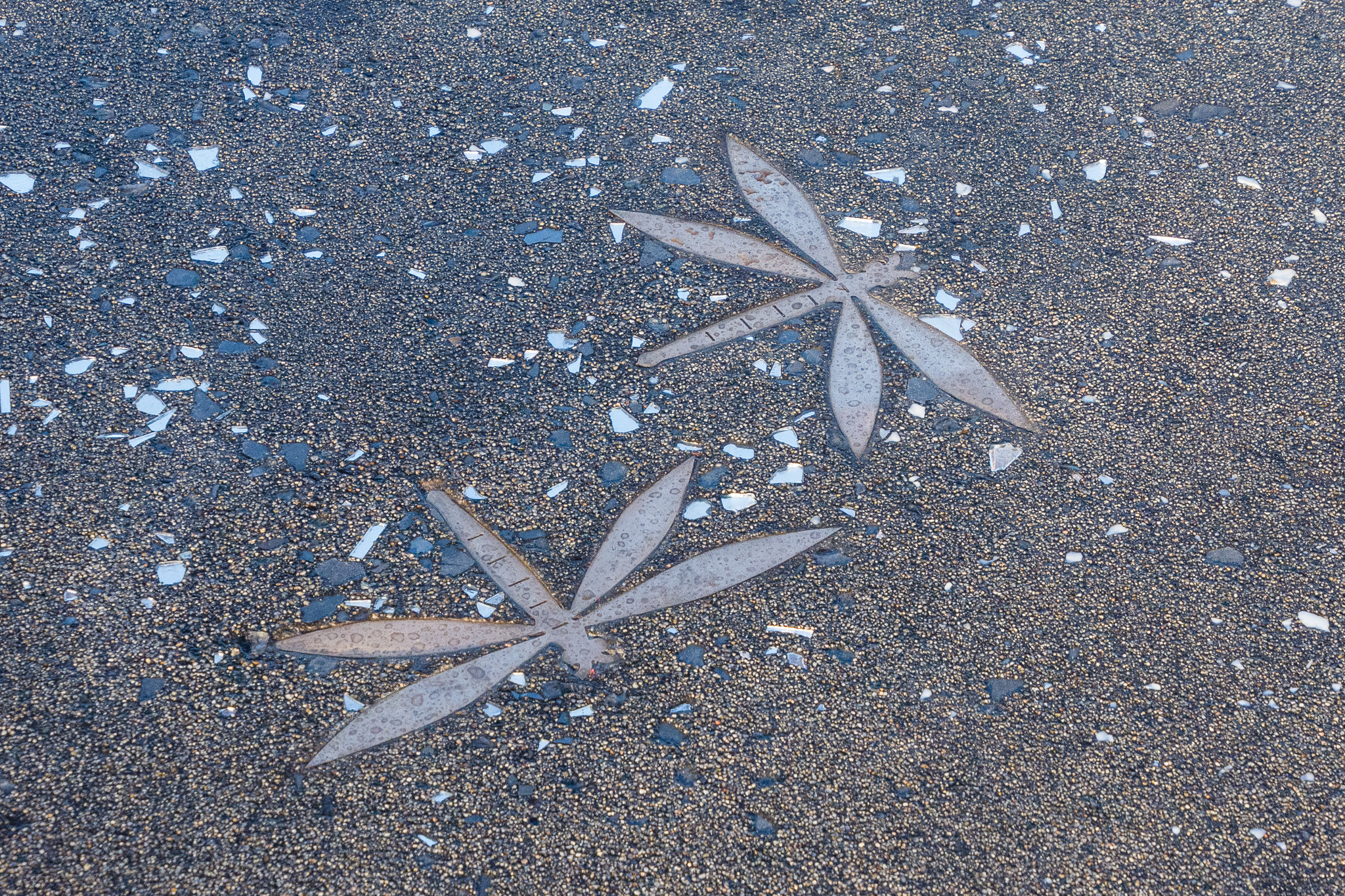 Animal decoration around the statue