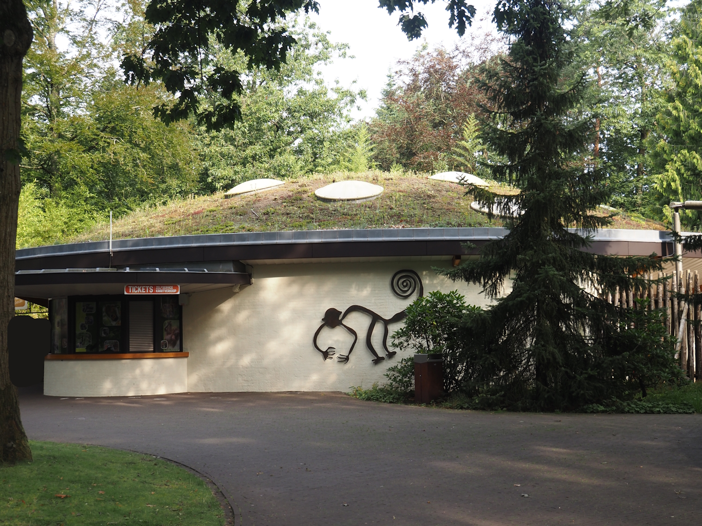 Apenheul's ticket office building with green roof, 2024-08-18