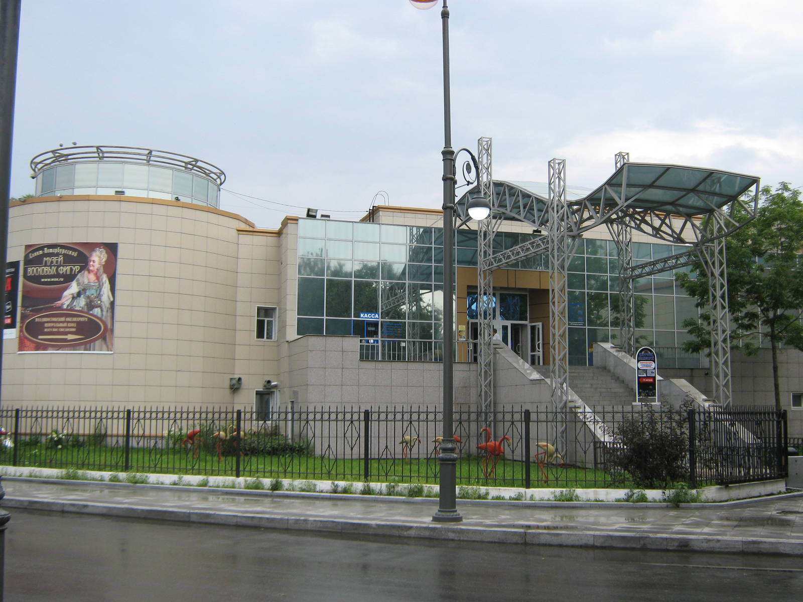 Aquarium building