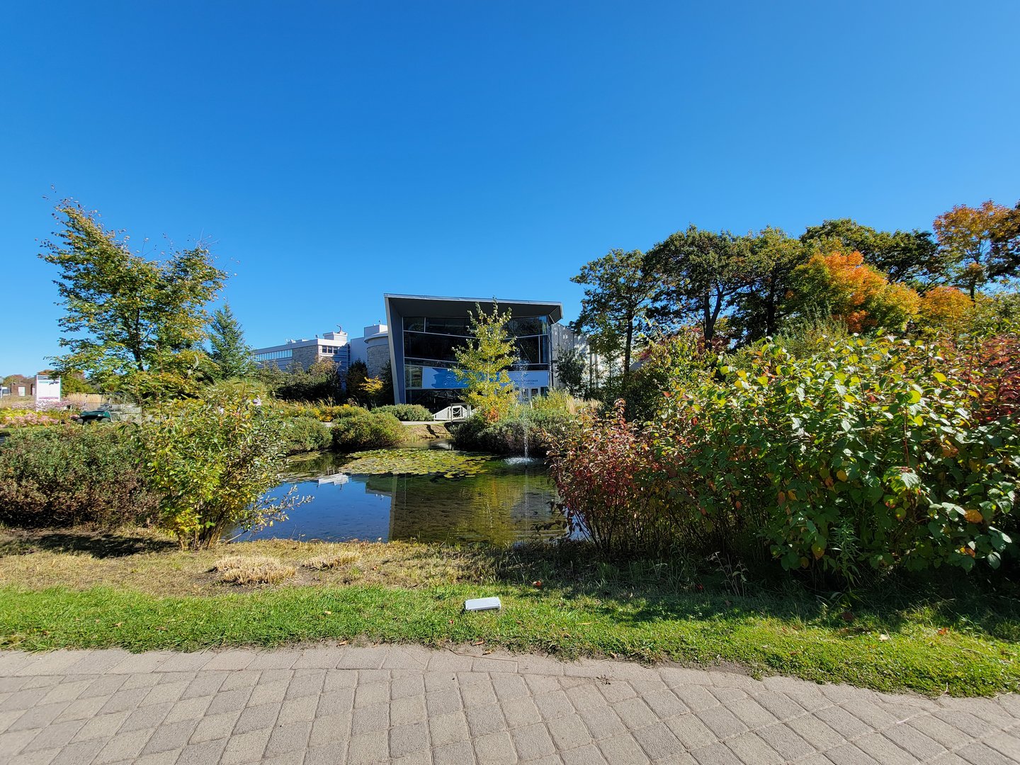 Aquarium du Quebec - Gardens, freshwater/saltwater building