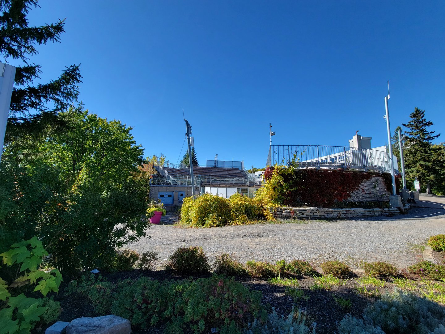 Aquarium du Quebec - old Harbor Seal pool