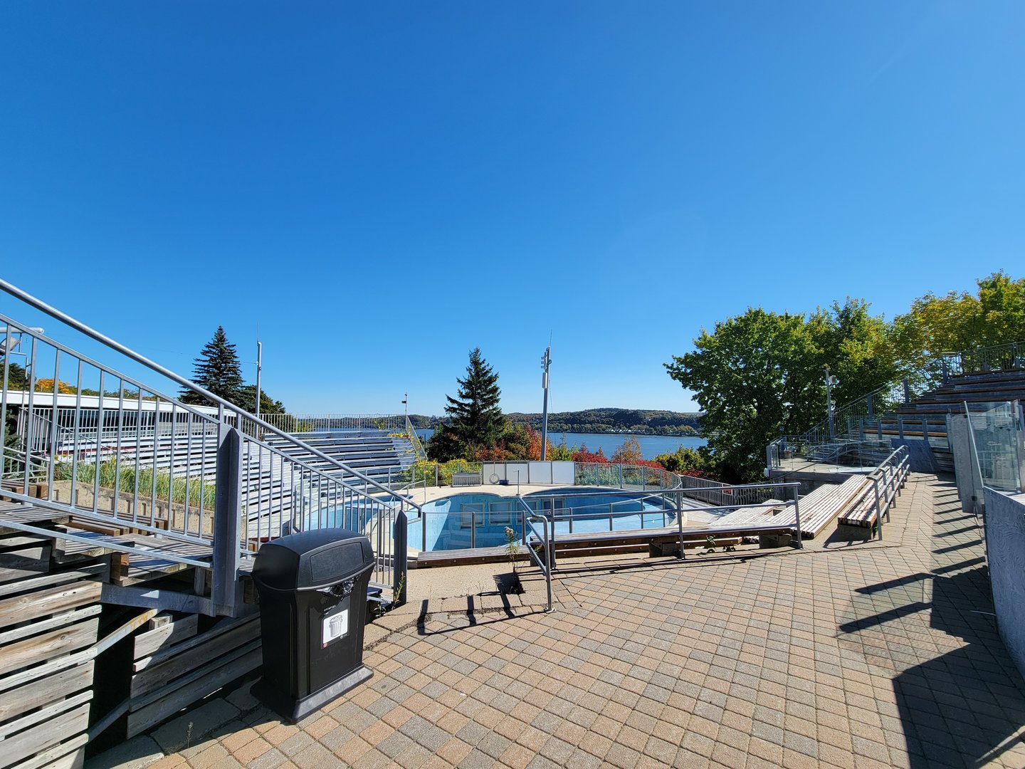 Aquarium du Quebec - old Harbor Seal pool