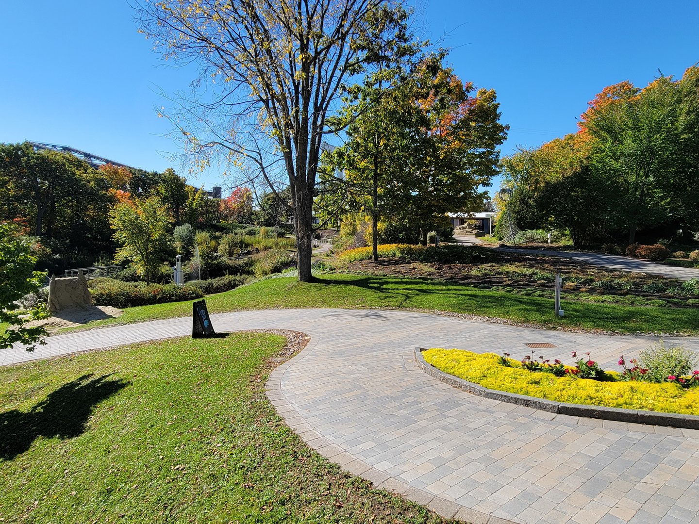 Aquarium du Quebec - Paths inside entrance
