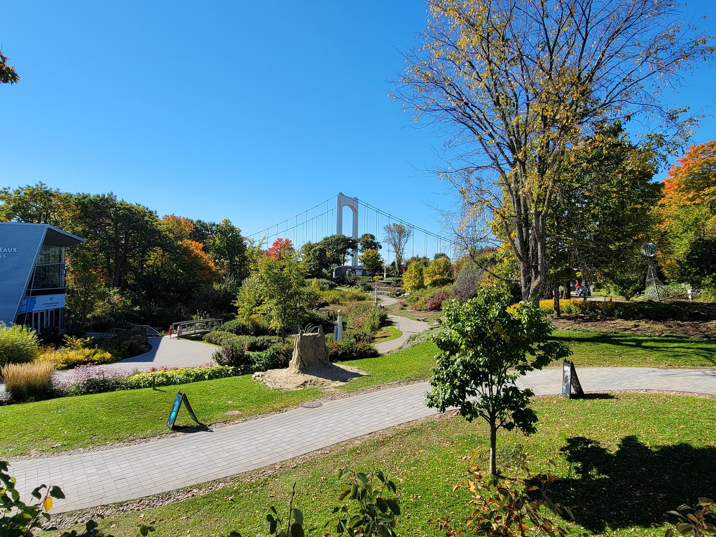 Aquarium du Quebec - Paths towards gardens