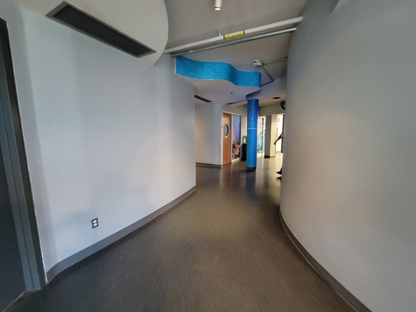 Aquarium du Quebec - Pavillon des eaux douces et salées, 3rd floor, hallway