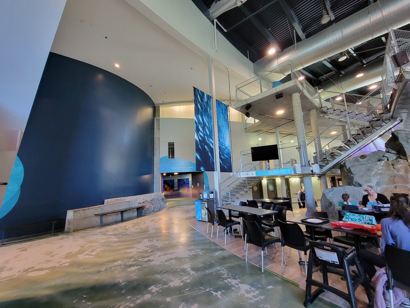 Aquarium du Quebec - Pavillon des eaux douces et salées, Entrance to ocean tunnel