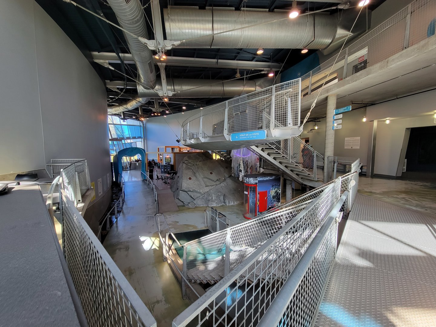 Aquarium du Quebec - Pavillon des eaux douces et salées, Looking at first floor from second floor seating area