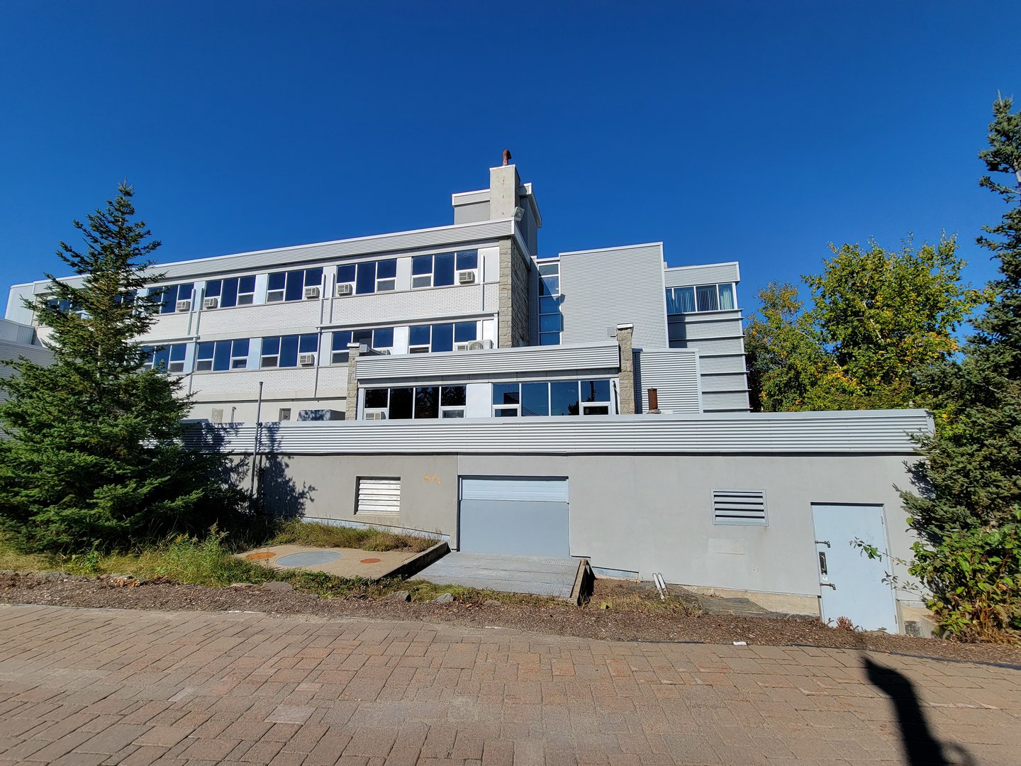 Aquarium du Quebec - Pavillon des eaux douces et salées, office end of building