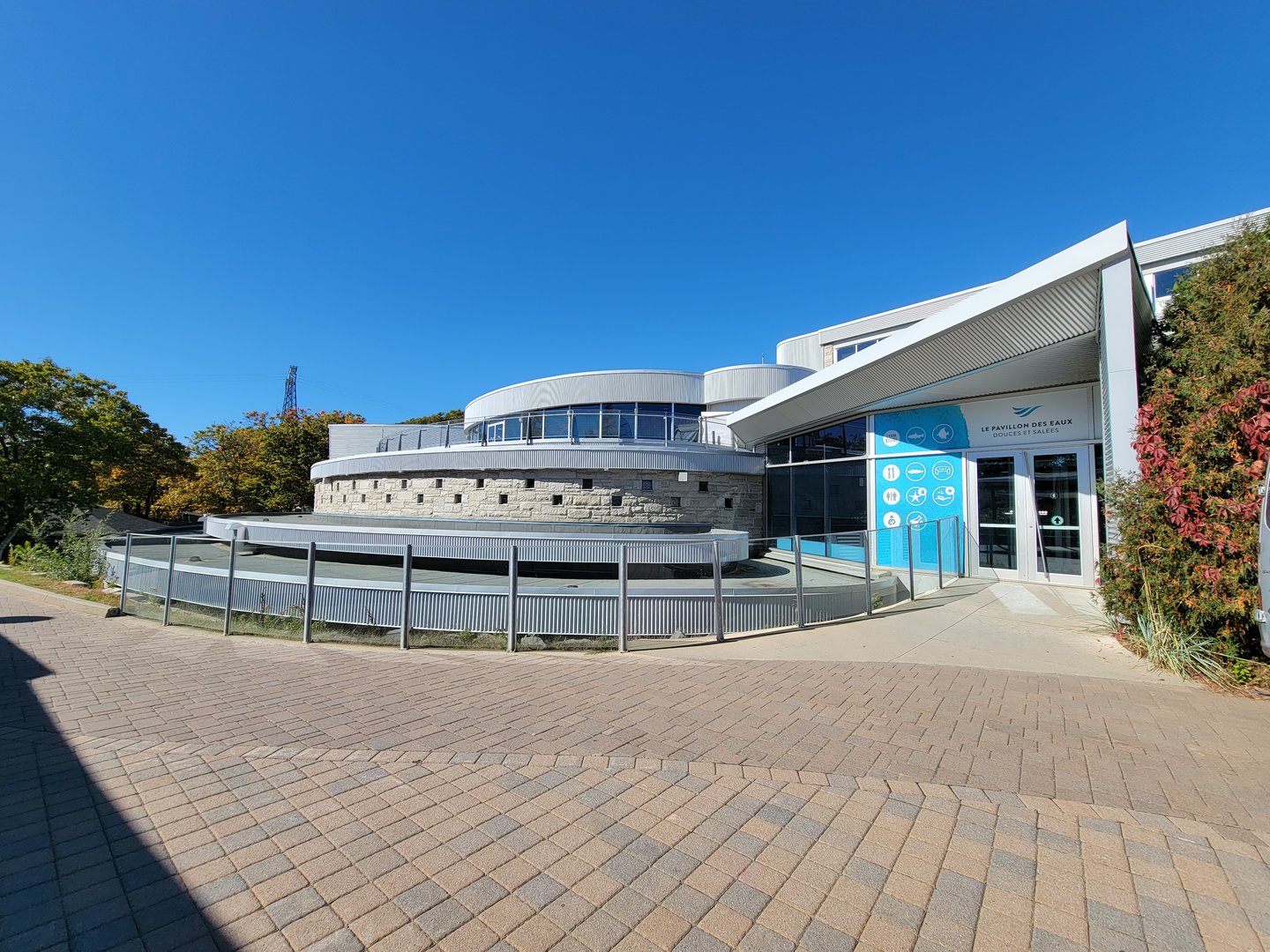 Aquarium du Quebec - Pavillon des eaux douces et salées, Second floor entrance (by foxes)