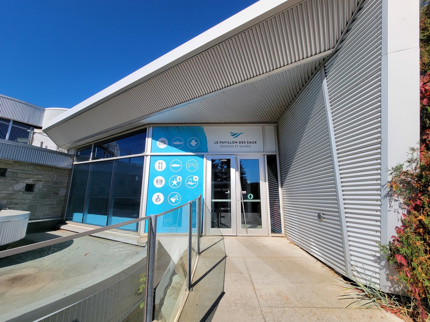 Aquarium du Quebec - Pavillon des eaux douces et salées, Second floor entrance (by foxes)