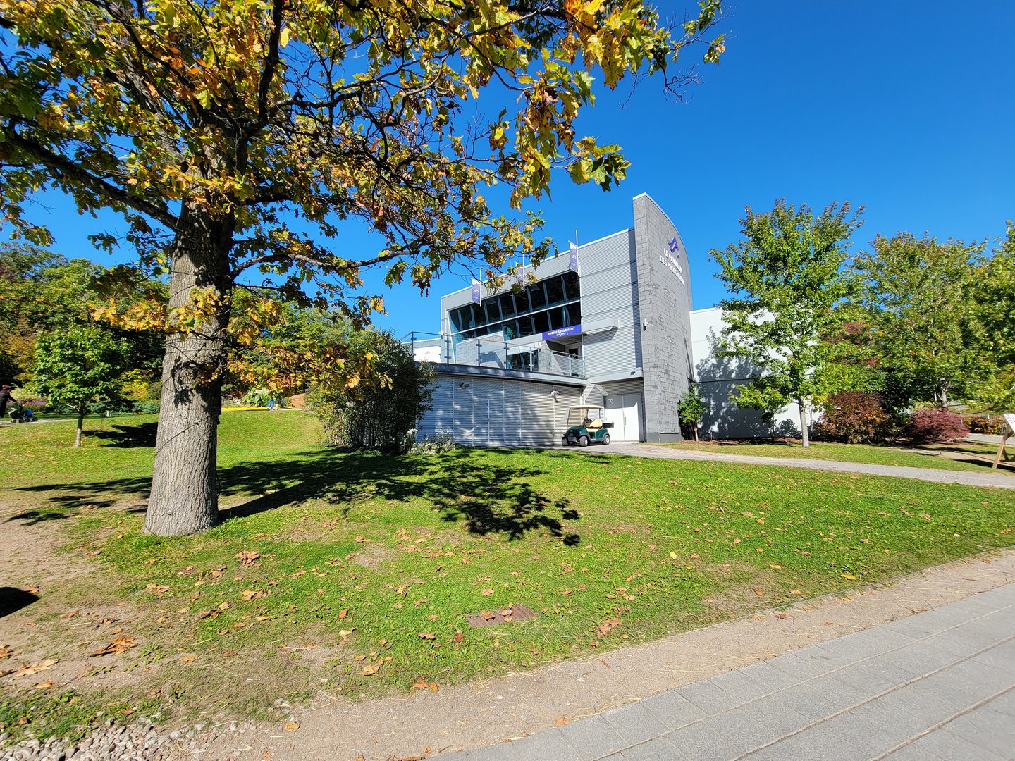 Aquarium du Quebec - Pavillon des profondeurs from lower path