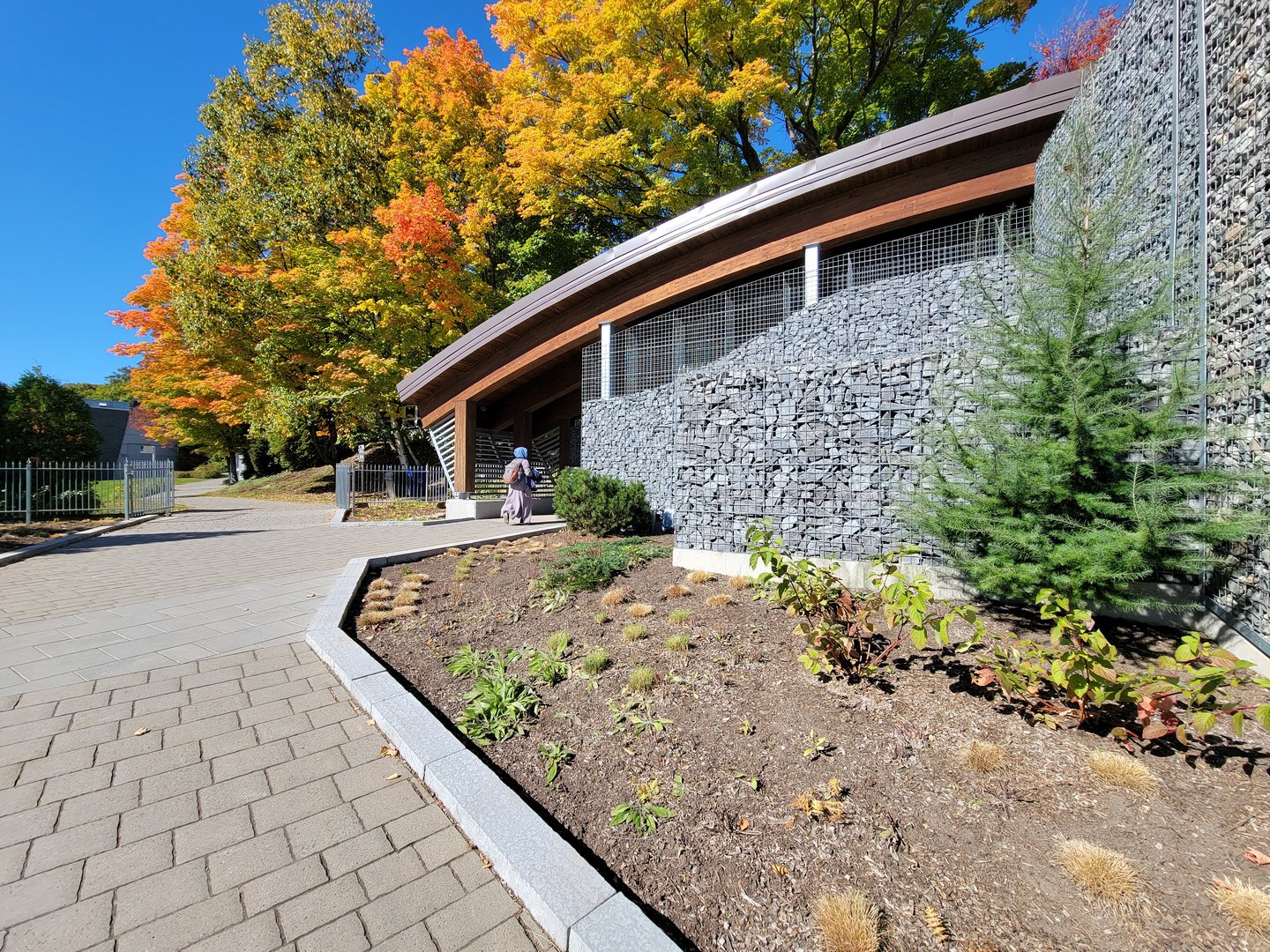 Aquarium du Quebec - Polar Bears, grass yard pavilion