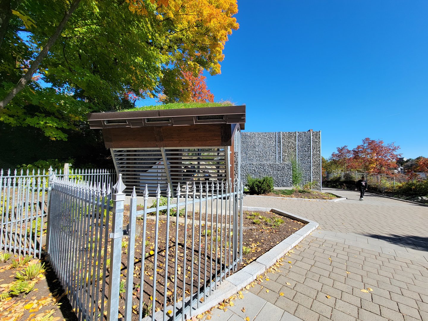 Aquarium du Quebec - Polar Bears, grass yard pavilion
