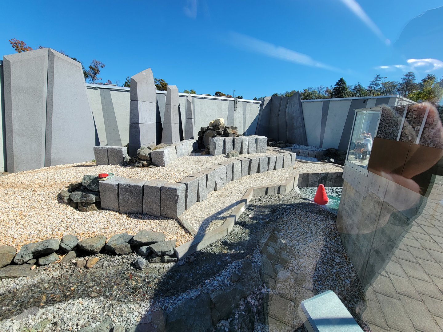 Aquarium du Quebec - Polar Bears, rock yard