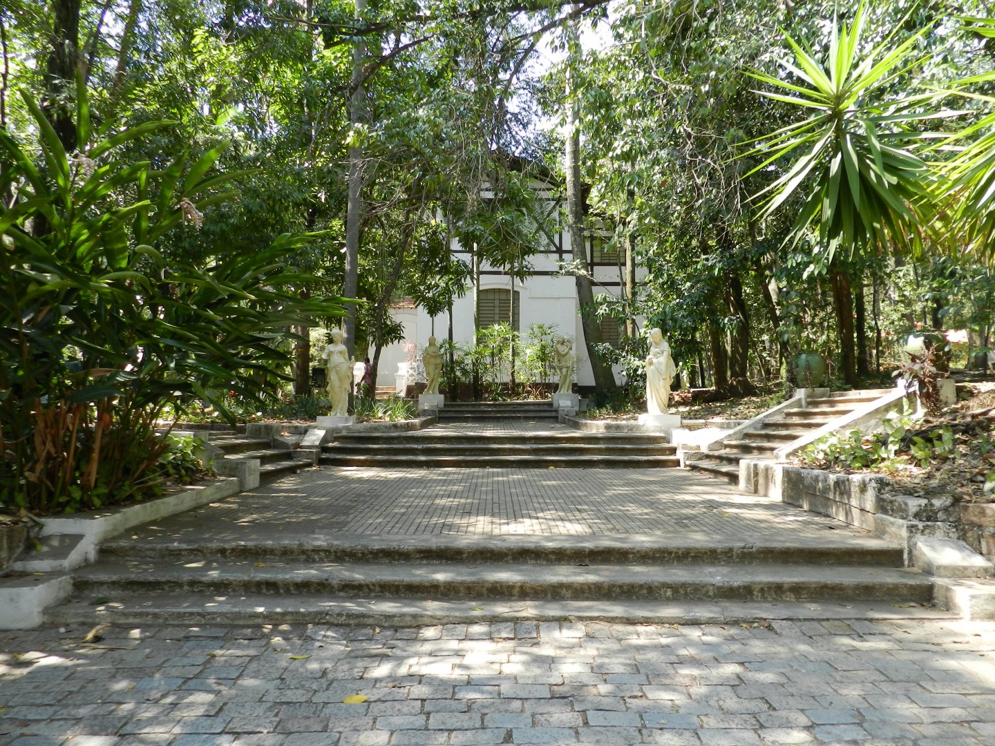 Aquarium entrance and plaza - Campinas zoo (BDJ)