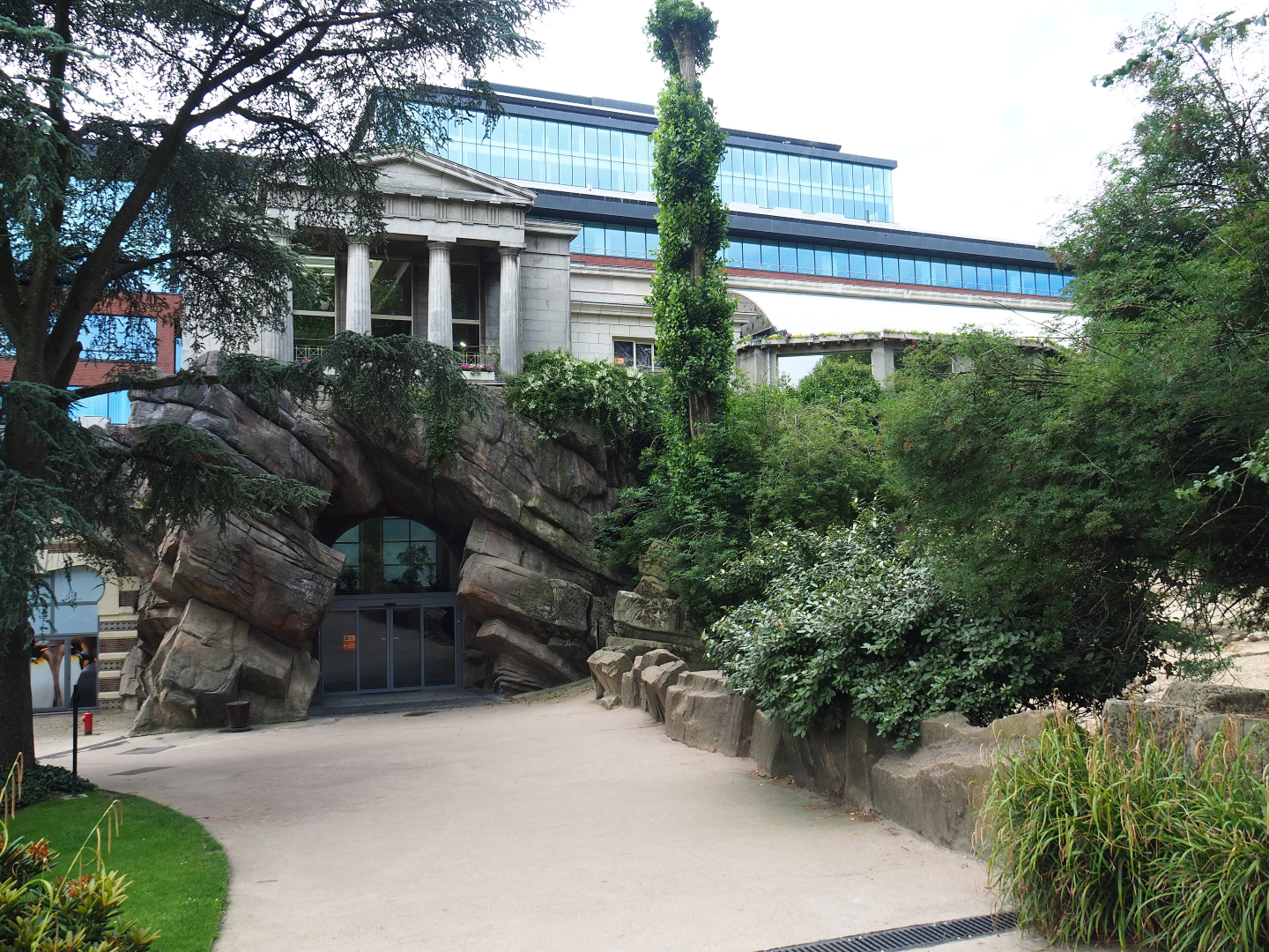 Aquarium entrance, Part of Reptile house and Kangaroo paddock viewing area, 2020-06-28