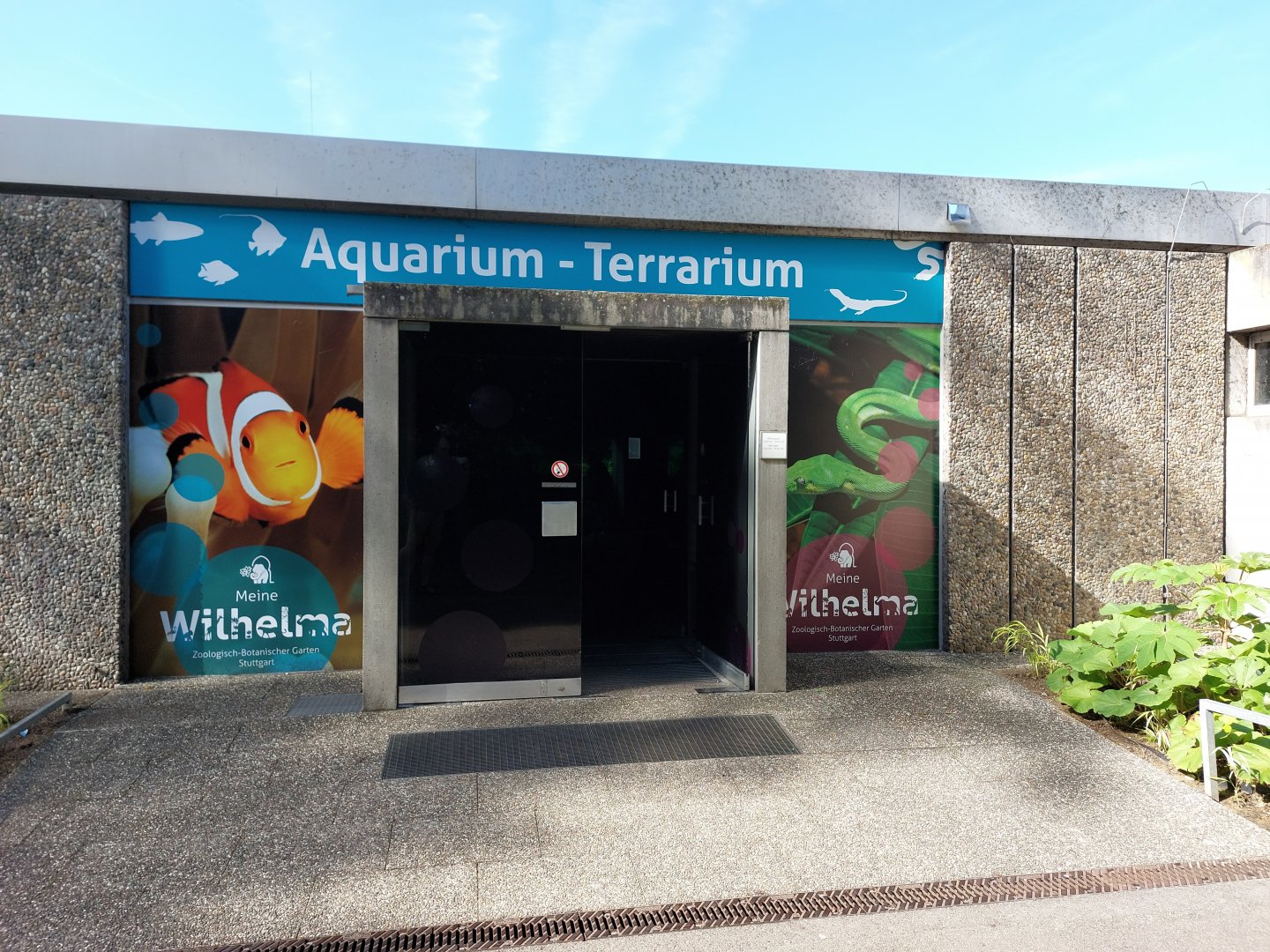 Aquarium entrance