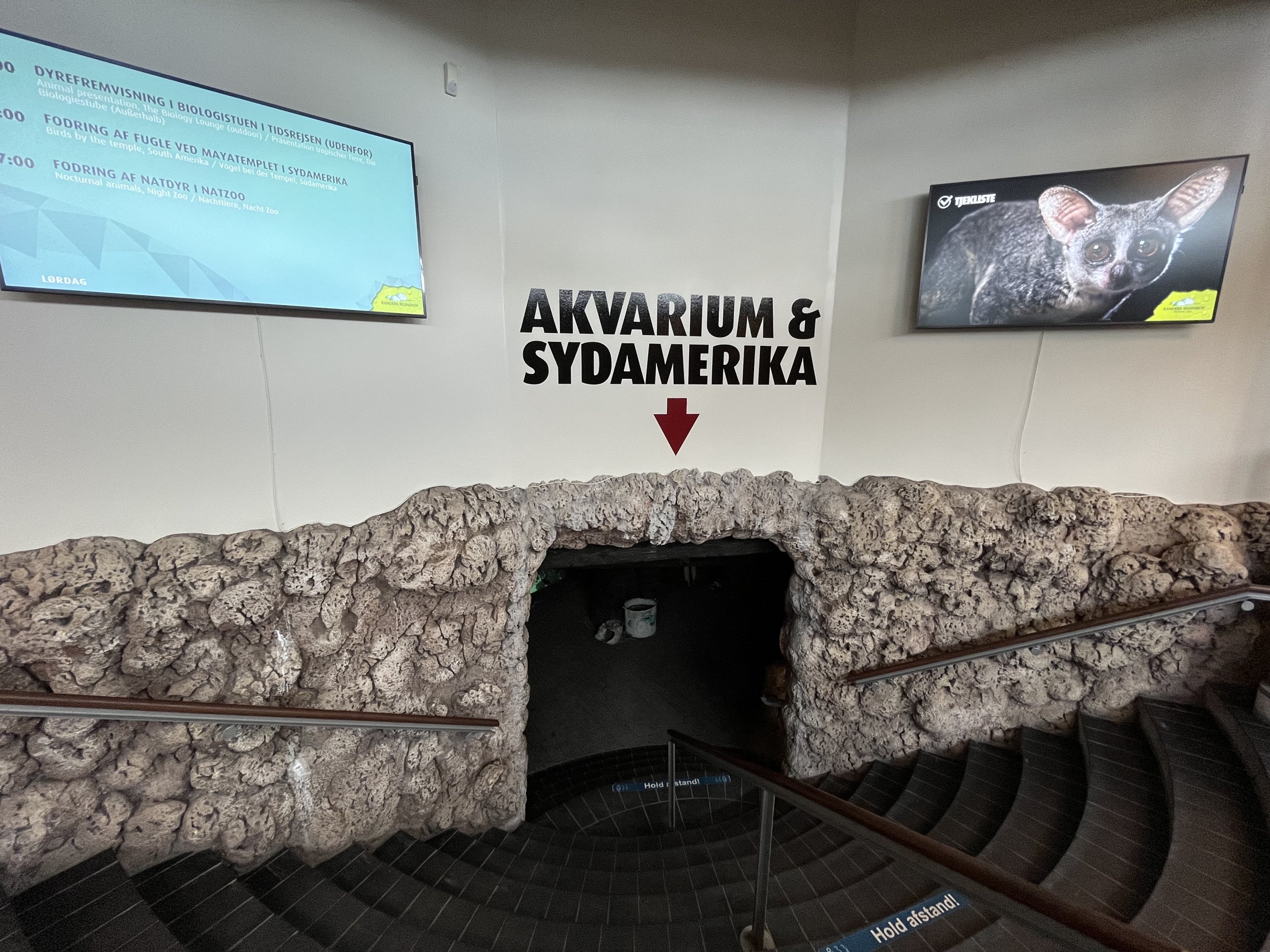 Aquarium Entrance