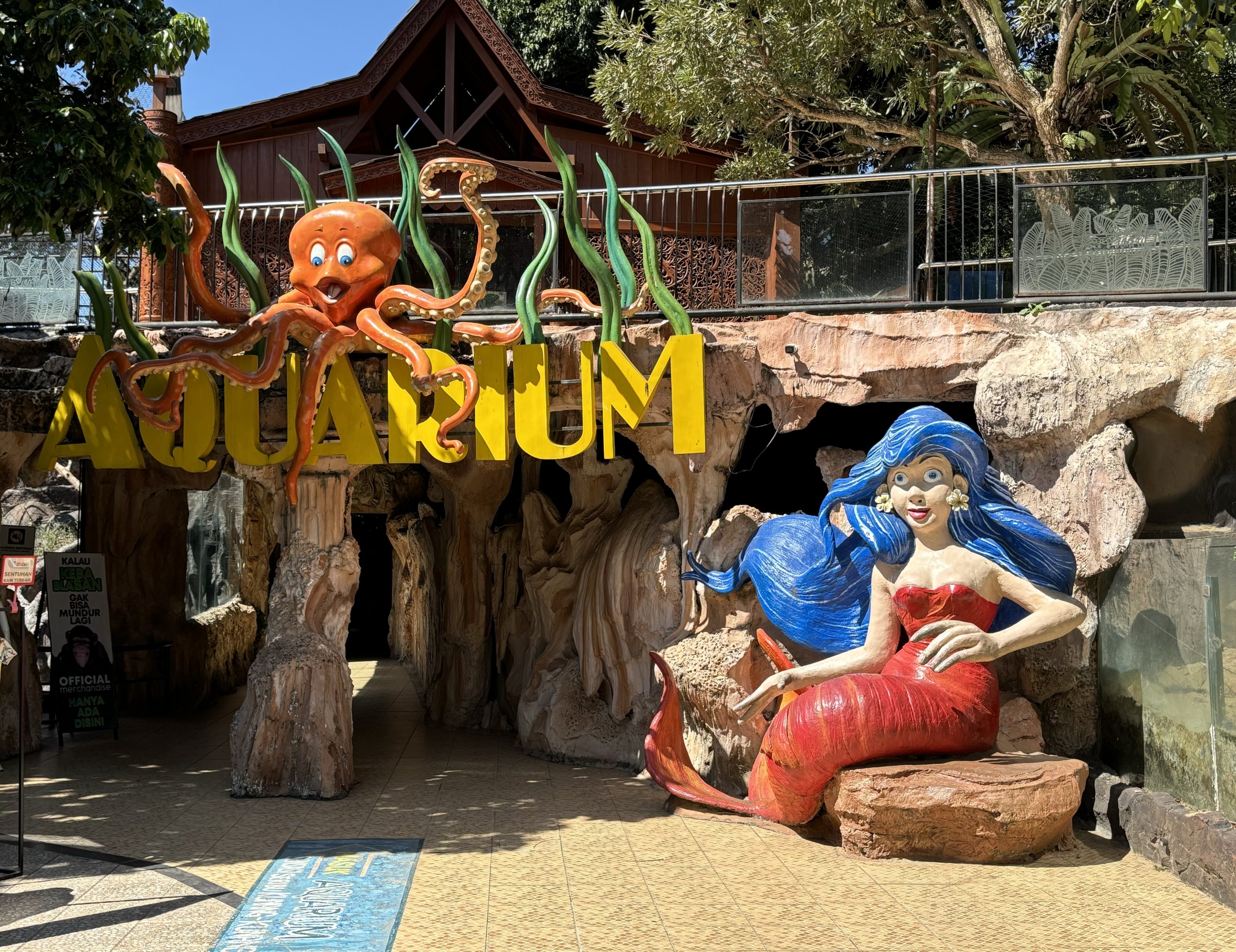 Aquarium Entrance