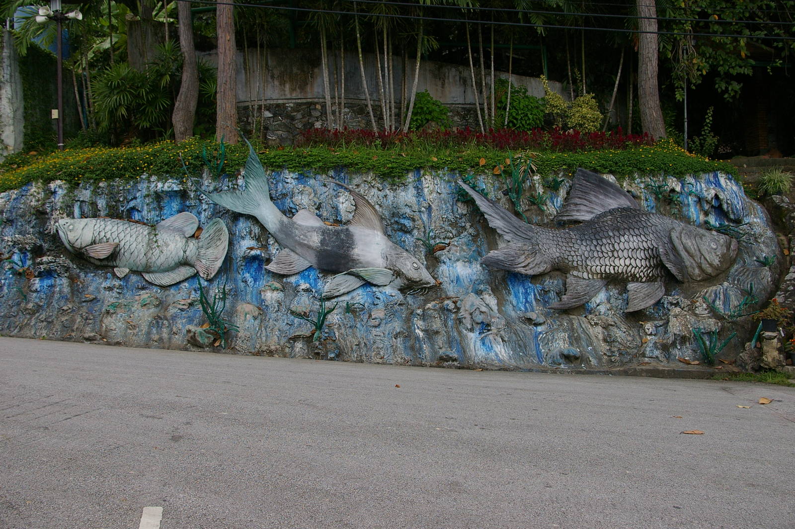 aquarium exterior, Chiang Mai Zoo (Thailand)