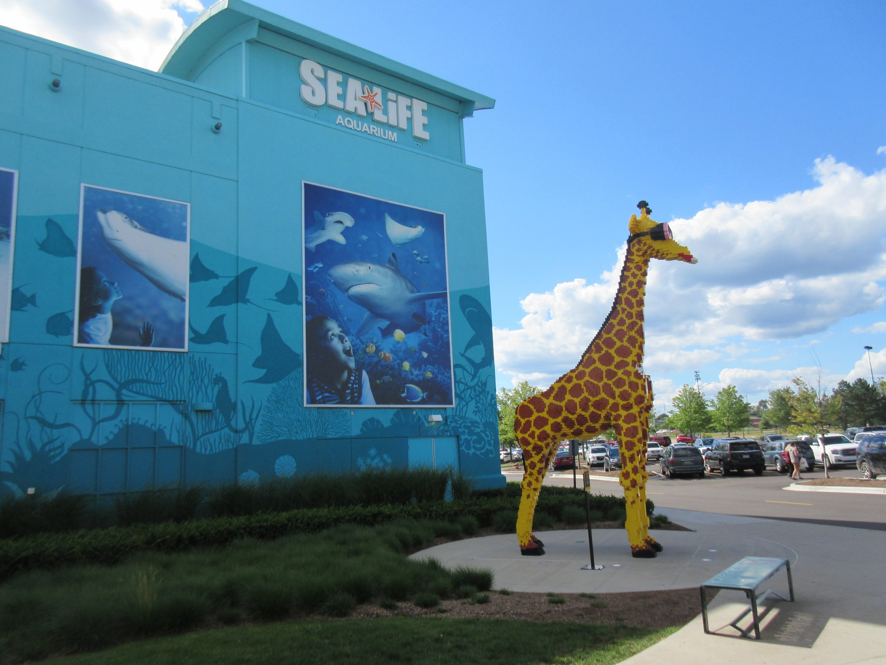 Aquarium Exterior + LEGO Giraffe