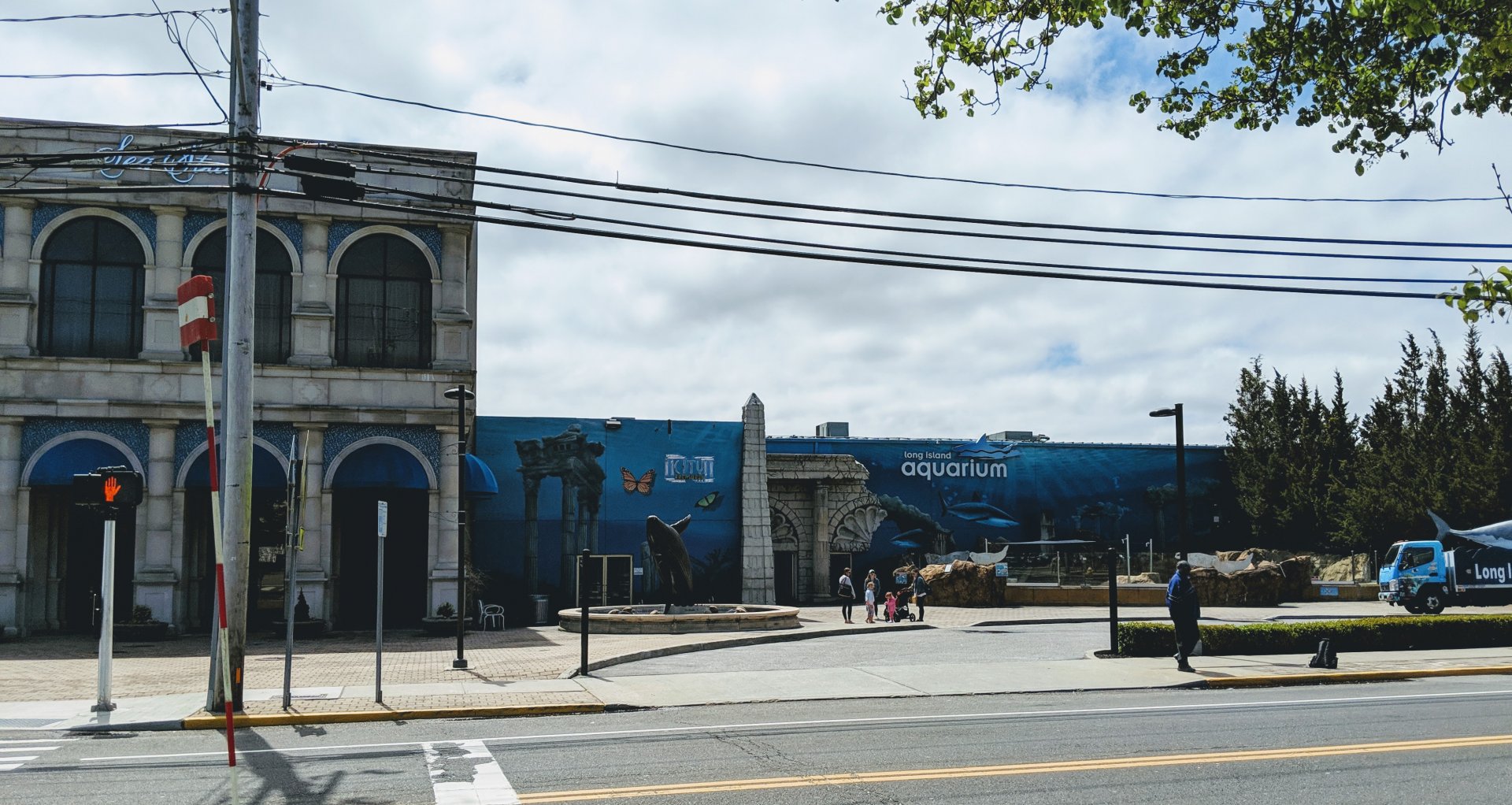 Aquarium from the outside (2019)