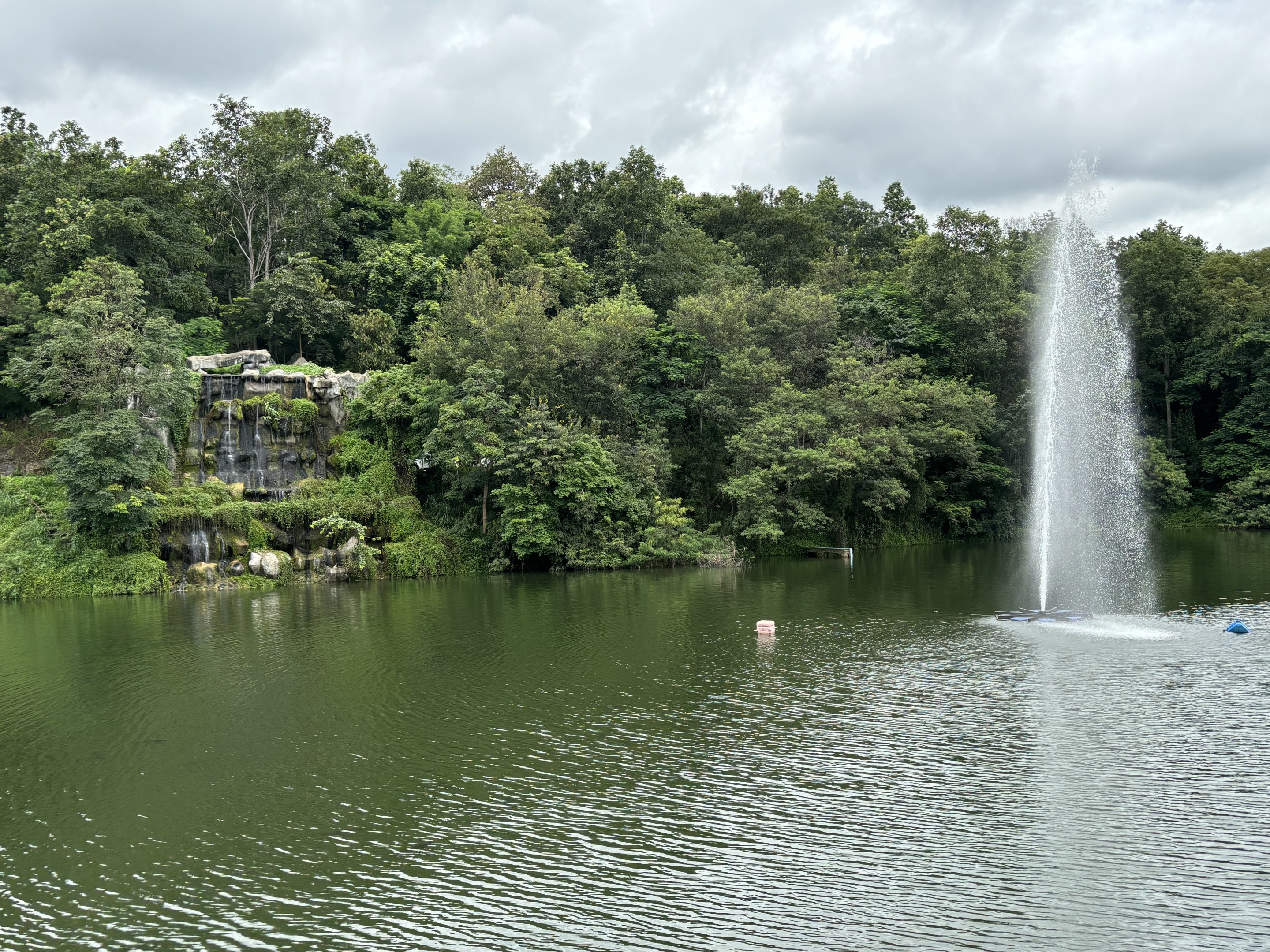 Aquarium Lake + Fountain