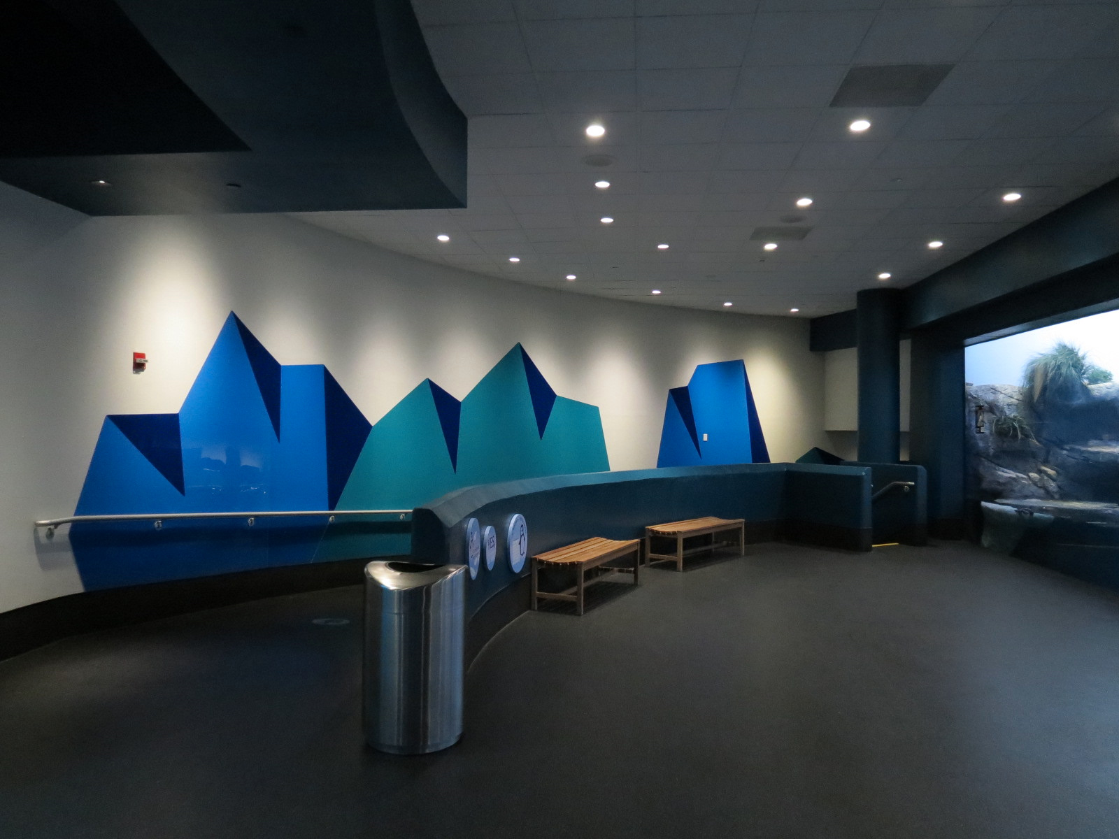 Aquarium - South Atlantic - Ramp to Lower Level